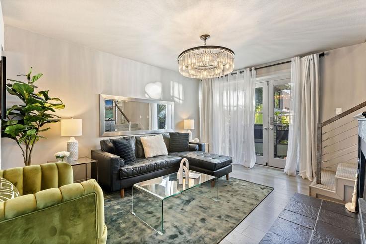 Elegant gestaltetes Wohnzimmer mit moderner Einrichtung in einer Wohnung im Building Gaston Avenue - ritzy-room-1 - 1571804 in Dallas, Dallas Elegant gestaltetes Wohnzimmer mit moderner Einrichtung in einer Wohnung im Building Gaston Avenue - ritzy-room-1 - 1571804 in Dallas, Dallas