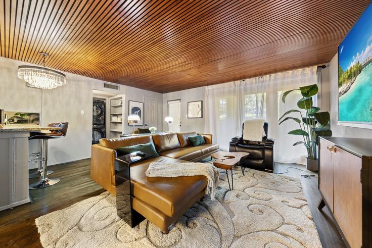 Salle de séjour élégante avec mobilier moderne dans un appartement à Building Gaston Avenue - ritzy-room-1 - 1571924 à Dallas, Dallas