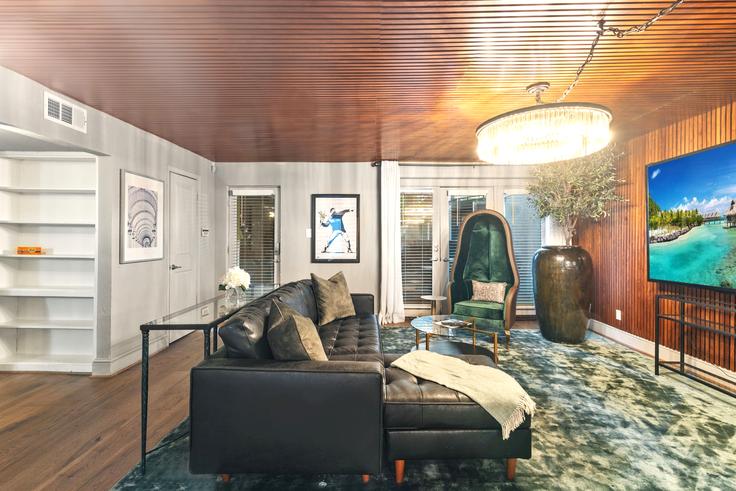 Building Gaston Avenue - ritzy-room-1 - 1572033 adresindeki bir dairede modern mobilyalarla zarif bir şekilde tasarlanmış oturma odası Dallas, Dallas