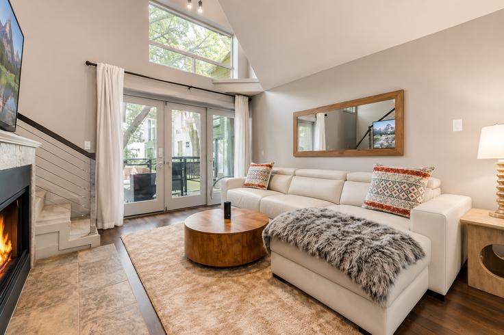 Elegant gestaltetes Wohnzimmer mit moderner Einrichtung in einer Wohnung im Building Gaston Avenue - ritzy-room-1 - 1571798 in Dallas, Dallas Elegant gestaltetes Wohnzimmer mit moderner Einrichtung in einer Wohnung im Building Gaston Avenue - ritzy-room-1 - 1571798 in Dallas, Dallas