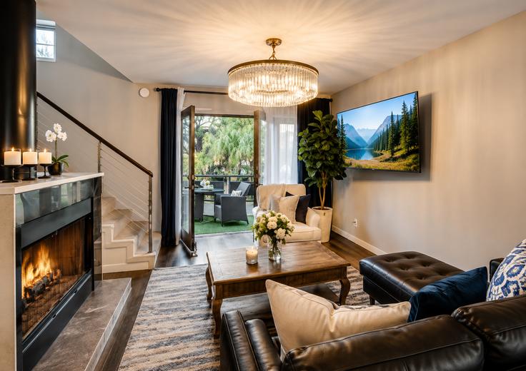 Elegant gestaltetes Wohnzimmer mit moderner Einrichtung in einer Wohnung im Building Gaston Avenue - ritzy-room-1 - 1571792 in Dallas, Dallas
