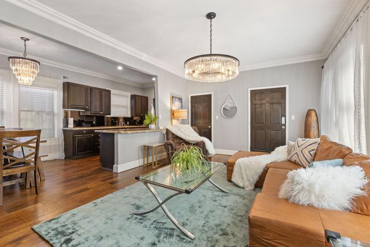 Elegante sala de estar con mobiliario moderno en un apartamento en Building Swiss Avenue - ritzy-room-1 - 1571752 en Dallas, Dallas Elegante sala de estar con mobiliario moderno en un apartamento en Building Swiss Avenue - ritzy-room-1 - 1571752 en Dallas, Dallas
