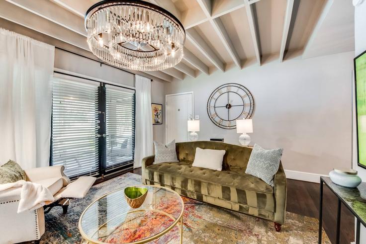 Dallas DallasのBuilding Junius Street - ritzy-room-1 - 1571772のアパートメントにある、モダンな家具を備えたエレガントなデザインのリビングルーム Dallas DallasのBuilding Junius Street - ritzy-room-1 - 1571772のアパートメントにある、モダンな家具を備えたエレガントなデザインのリビングルーム