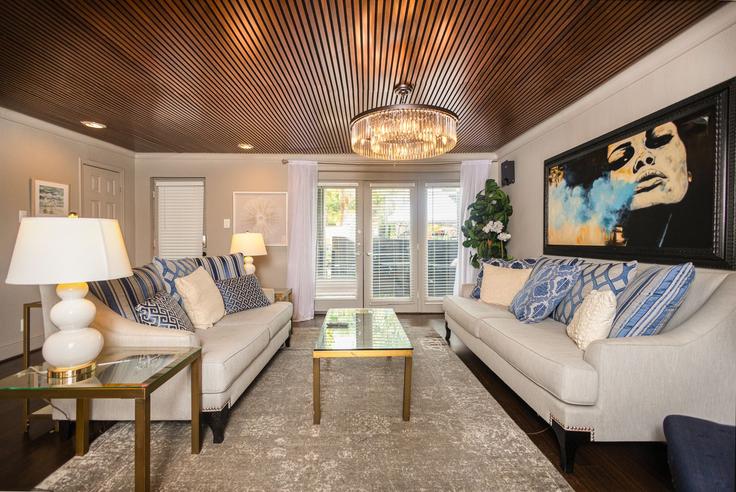 Elegant gestaltetes Wohnzimmer mit moderner Einrichtung in einer Wohnung im Building Gaston Avenue - ritzy-room-1 - 1571777 in Dallas, Dallas Elegant gestaltetes Wohnzimmer mit moderner Einrichtung in einer Wohnung im Building Gaston Avenue - ritzy-room-1 - 1571777 in Dallas, Dallas
