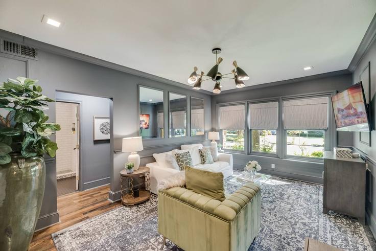 Dallas, Dallas에 위치한 Building Worth Street - ritzy-room-1 - 1571767 유닛의 세련된 인테리어가 돋보이는 거실 Dallas, Dallas에 위치한 Building Worth Street - ritzy-room-1 - 1571767 유닛의 세련된 인테리어가 돋보이는 거실