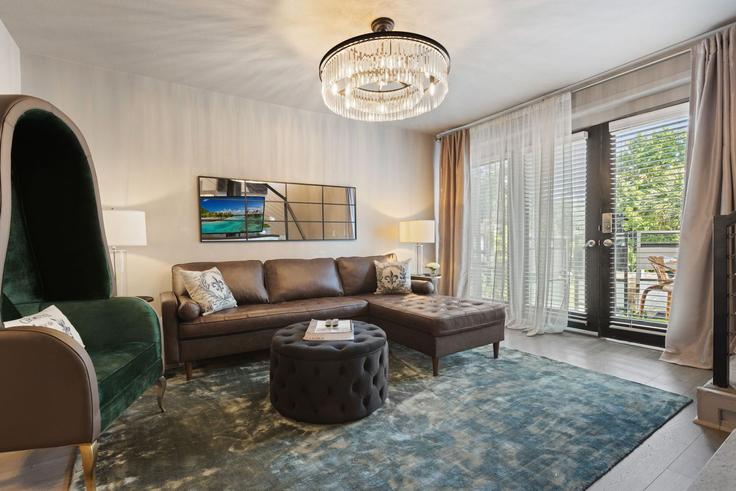 Elegant gestaltetes Wohnzimmer mit moderner Einrichtung in einer Wohnung im Building Gaston Avenue - ritzy-room-1 - 1571789 in Dallas, Dallas Elegant gestaltetes Wohnzimmer mit moderner Einrichtung in einer Wohnung im Building Gaston Avenue - ritzy-room-1 - 1571789 in Dallas, Dallas