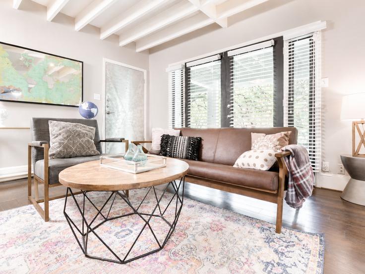 Elegant gestaltetes Wohnzimmer mit moderner Einrichtung in einer Wohnung im Building Junius Street - ritzy-room-1 - 1571771 in Dallas, Dallas Elegant gestaltetes Wohnzimmer mit moderner Einrichtung in einer Wohnung im Building Junius Street - ritzy-room-1 - 1571771 in Dallas, Dallas