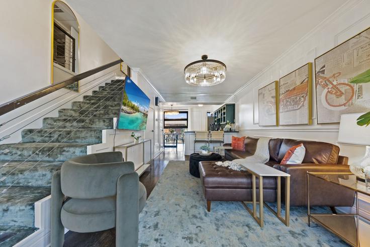 Elegant gestaltetes Wohnzimmer mit moderner Einrichtung in einer Wohnung im Building Gaston Avenue - ritzy-room-1 - 1571815 in Dallas, Dallas Elegant gestaltetes Wohnzimmer mit moderner Einrichtung in einer Wohnung im Building Gaston Avenue - ritzy-room-1 - 1571815 in Dallas, Dallas