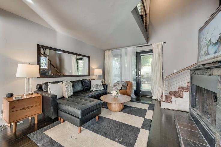 Building Gaston Avenue - ritzy-room-1 - 1571806 adresindeki bir dairede modern mobilyalarla zarif bir şekilde tasarlanmış oturma odası Dallas, Dallas Building Gaston Avenue - ritzy-room-1 - 1571806 adresindeki bir dairede modern mobilyalarla zarif bir şekilde tasarlanmış oturma odası Dallas, Dallas