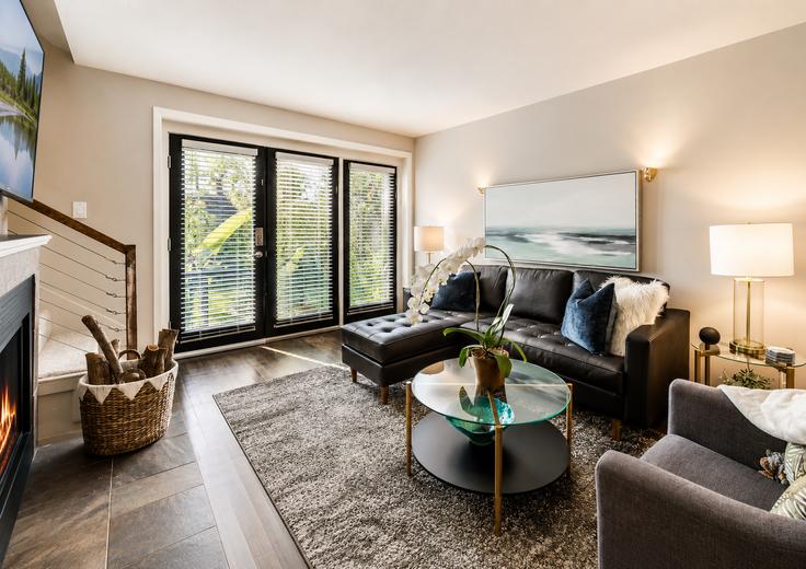 Salle de séjour élégante avec mobilier moderne dans un appartement à Building Gaston Avenue - ritzy-room-1 - 1572035 à Dallas, Dallas Salle de séjour élégante avec mobilier moderne dans un appartement à Building Gaston Avenue - ritzy-room-1 - 1572035 à Dallas, Dallas