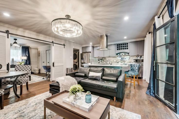 Elegant gestaltetes Wohnzimmer mit moderner Einrichtung in einer Wohnung im Building Junius Street - ritzy-room-1 - 1571921 in Dallas, Dallas Elegant gestaltetes Wohnzimmer mit moderner Einrichtung in einer Wohnung im Building Junius Street - ritzy-room-1 - 1571921 in Dallas, Dallas