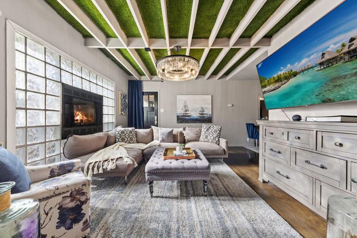 Elegante sala de estar con mobiliario moderno en un apartamento en Building Junius Street - ritzy-room-1 - 1571810 en Dallas, Dallas