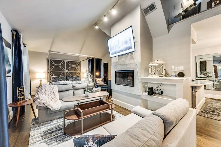 Elegant gestaltetes Wohnzimmer mit moderner Einrichtung in einer Wohnung im Building Junius Street - ritzy-room-1 - 1571795 in Dallas, Dallas Elegant gestaltetes Wohnzimmer mit moderner Einrichtung in einer Wohnung im Building Junius Street - ritzy-room-1 - 1571795 in Dallas, Dallas