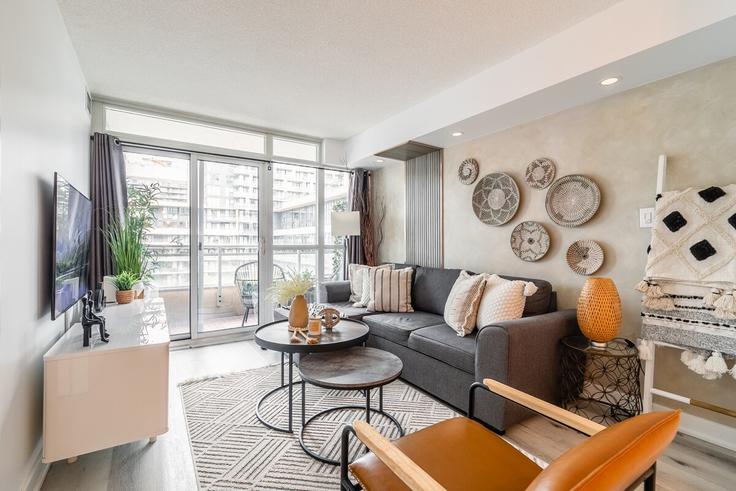Toronto Old TorontoのBuilding Telegram Mews - rivetstays-ontario-inc - 1515126のアパートメントにある、モダンな家具を備えたエレガントなデザインのリビングルーム