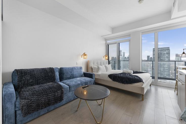 Old Toronto, Toronto에 위치한 Building George Street - rivetstays-ontario-inc - 1516326 유닛의 세련된 인테리어가 돋보이는 거실