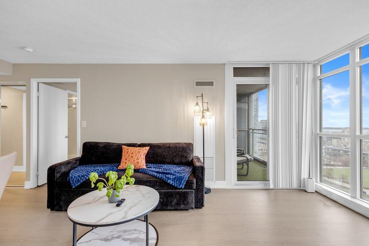 Toronto Old TorontoのBuilding Fort York Boulevard - rivetstays-ontario-inc - 1518558のアパートメントにある、モダンな家具を備えたエレガントなデザインのリビングルーム