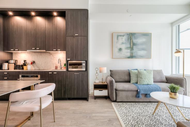 Elegant gestaltetes Wohnzimmer mit moderner Einrichtung in einer Wohnung im Building Front Street West - rivetstays-ontario-inc - 1297512 - TOR in Old Toronto, Toronto Elegant gestaltetes Wohnzimmer mit moderner Einrichtung in einer Wohnung im Building Front Street West - rivetstays-ontario-inc - 1297512 - TOR in Old Toronto, Toronto