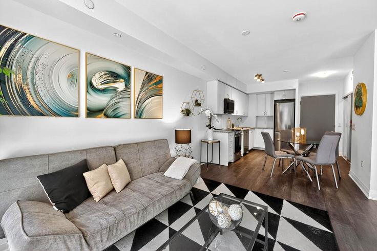 Elegante sala de estar con mobiliario moderno en un apartamento en Building Sheppard Avenue West - rivetstays-ontario-inc - 1328933 en North York, Toronto
