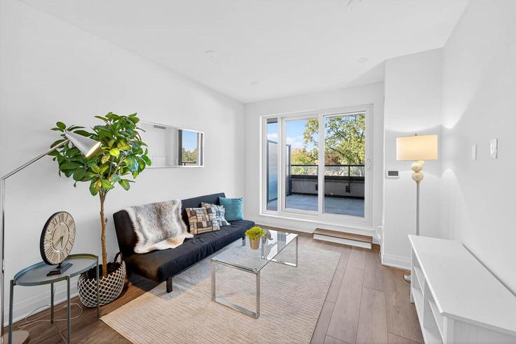 Elegante sala de estar con mobiliario moderno en un apartamento en Building Sheppard Avenue West - rivetstays-ontario-inc - 1328934 en North York, Toronto Elegante sala de estar con mobiliario moderno en un apartamento en Building Sheppard Avenue West - rivetstays-ontario-inc - 1328934 en North York, Toronto