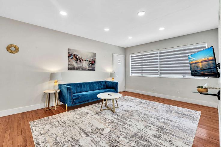 Sala de estar elegantemente projetada com móveis modernos em um apartamento no Building East Bay Harbor Drive - rmca-development-llc - 1527173 em Bay Harbor Islands, Bay Harbor Islands Sala de estar elegantemente projetada com móveis modernos em um apartamento no Building East Bay Harbor Drive - rmca-development-llc - 1527173 em Bay Harbor Islands, Bay Harbor Islands
