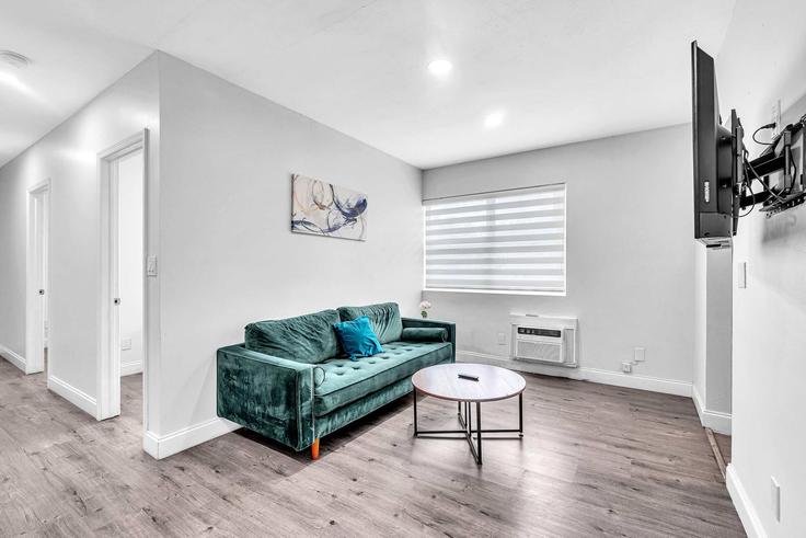 Sala de estar elegantemente projetada com móveis modernos em um apartamento no Building East Bay Harbor Drive - rmca-development-llc - 1527182 em Bay Harbor Islands, Bay Harbor Islands Sala de estar elegantemente projetada com móveis modernos em um apartamento no Building East Bay Harbor Drive - rmca-development-llc - 1527182 em Bay Harbor Islands, Bay Harbor Islands