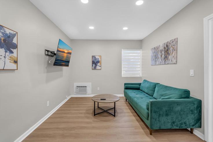 Elegante sala de estar con mobiliario moderno en un apartamento en Building East Bay Harbor Drive - rmca-development-llc - 1527179 en Bay Harbor Islands, Bay Harbor Islands Elegante sala de estar con mobiliario moderno en un apartamento en Building East Bay Harbor Drive - rmca-development-llc - 1527179 en Bay Harbor Islands, Bay Harbor Islands