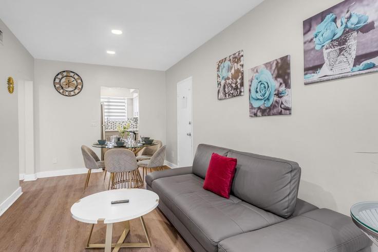 Sala de estar elegantemente projetada com móveis modernos em um apartamento no Building East Bay Harbor Drive - rmca-development-llc - 1527183 em Bay Harbor Islands, Bay Harbor Islands Sala de estar elegantemente projetada com móveis modernos em um apartamento no Building East Bay Harbor Drive - rmca-development-llc - 1527183 em Bay Harbor Islands, Bay Harbor Islands