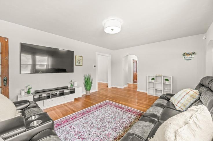 Salle de séjour élégante avec mobilier moderne dans un appartement à Building 17th Street - roadmap-lodging - 1397954 à Columbus, Columbus