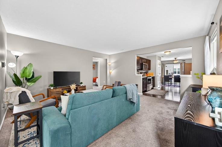 Elegante sala de estar con mobiliario moderno en un apartamento en Building Shadow Creek Boulevard - roadmap-lodging - 1397943 en Columbus, Columbus Elegante sala de estar con mobiliario moderno en un apartamento en Building Shadow Creek Boulevard - roadmap-lodging - 1397943 en Columbus, Columbus