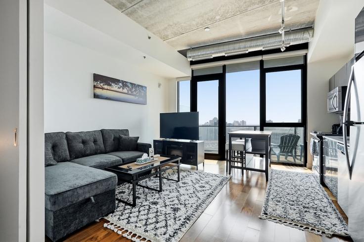 Elegante sala de estar con mobiliario moderno en un apartamento en Building Hargrave Street - roam-rentals - 1644181 en Winnipeg, Winnipeg