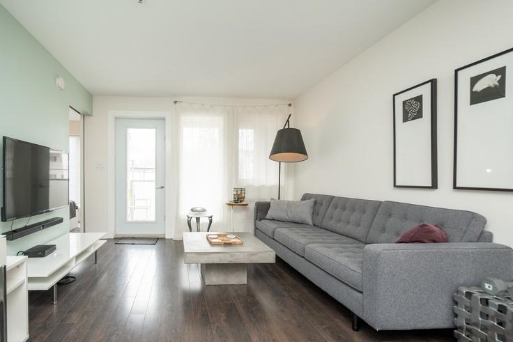 Elegante sala de estar con mobiliario moderno en un apartamento en Building Sherbrook Street - roam-rentals - 1644194 en Winnipeg, Winnipeg