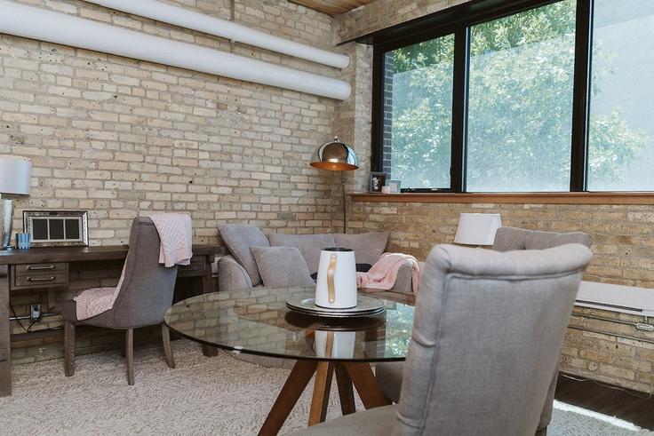 Elegant gestaltetes Wohnzimmer mit moderner Einrichtung in einer Wohnung im Building Market Avenue - roam-rentals - 1644192 in Winnipeg, Winnipeg Elegant gestaltetes Wohnzimmer mit moderner Einrichtung in einer Wohnung im Building Market Avenue - roam-rentals - 1644192 in Winnipeg, Winnipeg