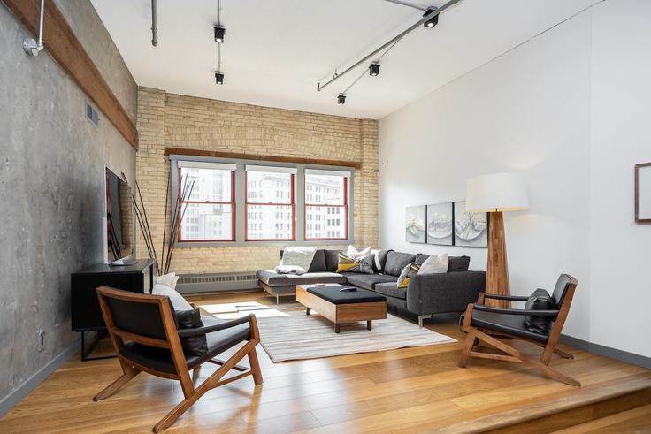 Elegante sala de estar con mobiliario moderno en un apartamento en Building Bannatyne Avenue - roam-rentals - 1644174 en Winnipeg, Winnipeg