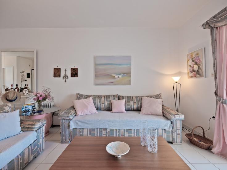Elegant gestaltetes Wohnzimmer mit moderner Einrichtung in einer Wohnung im Building Leoforos G. Gregou - rock-and-rest-hospitality-services - 1542756 in East Athens, Athens Elegant gestaltetes Wohnzimmer mit moderner Einrichtung in einer Wohnung im Building Leoforos G. Gregou - rock-and-rest-hospitality-services - 1542756 in East Athens, Athens