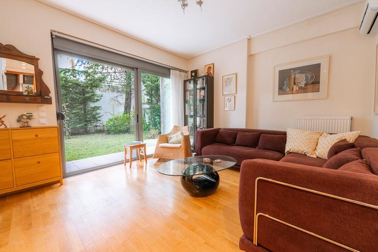Elegant gestaltetes Wohnzimmer mit moderner Einrichtung in einer Wohnung im Building Xanthippou - rock-and-rest-hospitality-services - 1643462 in North Athens, Athens Elegant gestaltetes Wohnzimmer mit moderner Einrichtung in einer Wohnung im Building Xanthippou - rock-and-rest-hospitality-services - 1643462 in North Athens, Athens