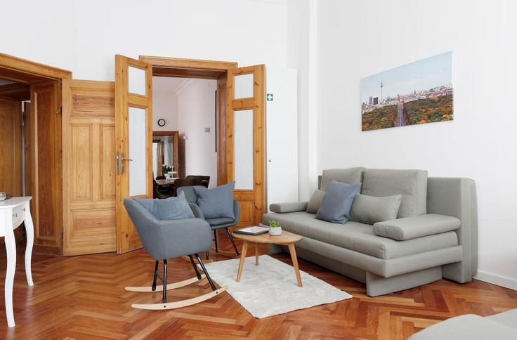 Elegant gestaltetes Wohnzimmer mit moderner Einrichtung in einer Wohnung im Building Eylauer Straße - rockchair-gmbh - 1253225 - BER in Berlin, Berlin