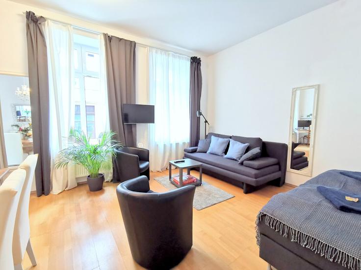 Berlin, Berlin에 위치한 Building Tieckstraße - rockchair-gmbh - 1262037 - BER 유닛의 세련된 인테리어가 돋보이는 거실