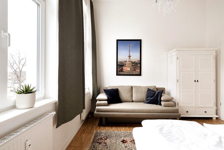 Berlin, Berlin에 위치한 Building Sophie-Charlotten-Straße - rockchair-gmbh - 1253228 - BER 유닛의 세련된 인테리어가 돋보이는 거실