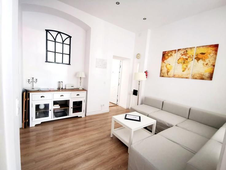 Elegante sala de estar con mobiliario moderno en un apartamento en Building Fritz-Reuter-Straße - rockchair-gmbh - 1253211 - BER en Berlin, Berlin