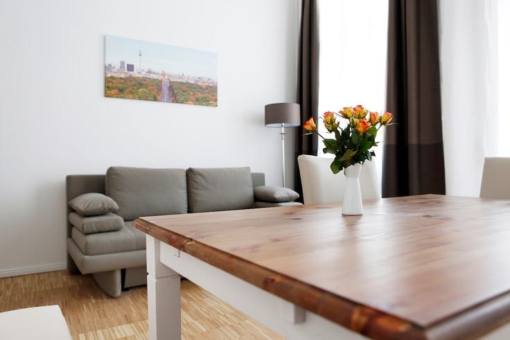 Berlin, Berlin에 위치한 Building Sophie-Charlotten-Straße - rockchair-gmbh - 1253226 - BER 유닛의 세련된 인테리어가 돋보이는 거실