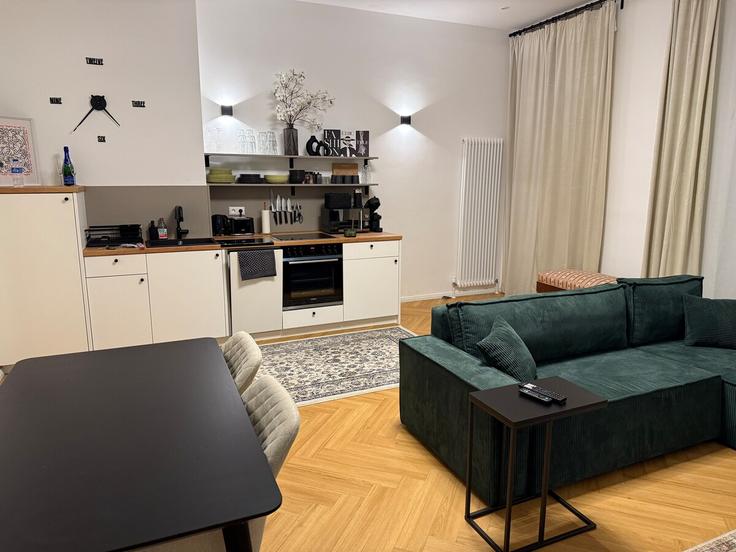 Berlin, Berlin에 위치한 Building Weserstraße - rockchair-gmbh - 1253212 - BER 유닛의 세련된 인테리어가 돋보이는 거실 Berlin, Berlin에 위치한 Building Weserstraße - rockchair-gmbh - 1253212 - BER 유닛의 세련된 인테리어가 돋보이는 거실