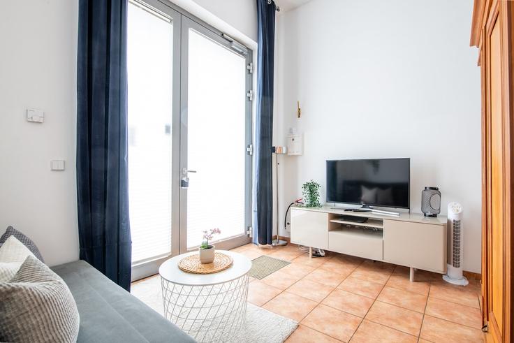 Elegant gestaltetes Wohnzimmer mit moderner Einrichtung in einer Wohnung im Building Swinemünder Straße - rockchair-gmbh - 1253202 - BER in Berlin, Berlin