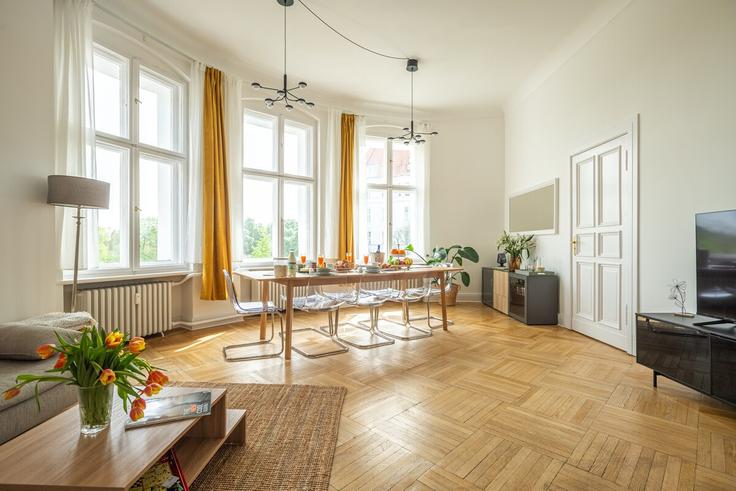 Salle de séjour élégante avec mobilier moderne dans un appartement à Building Philippistraße - rockchair-gmbh - 1253209 - BER à Berlin, Berlin