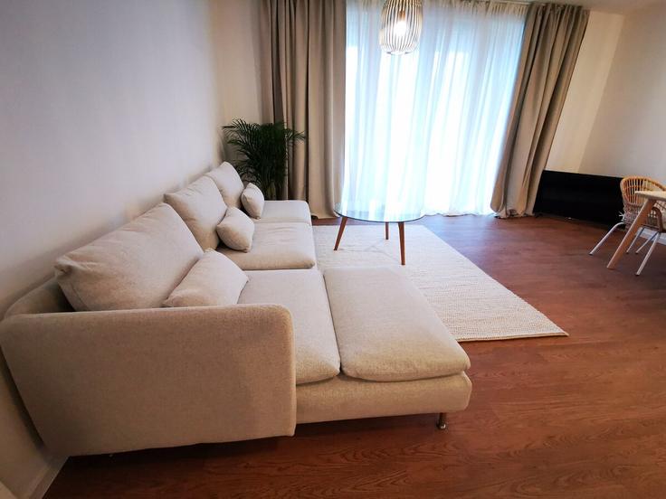 Elegant gestaltetes Wohnzimmer mit moderner Einrichtung in einer Wohnung im Building Forckenbeckstraße - rockchair-gmbh - 1253185 - BER in Berlin, Berlin