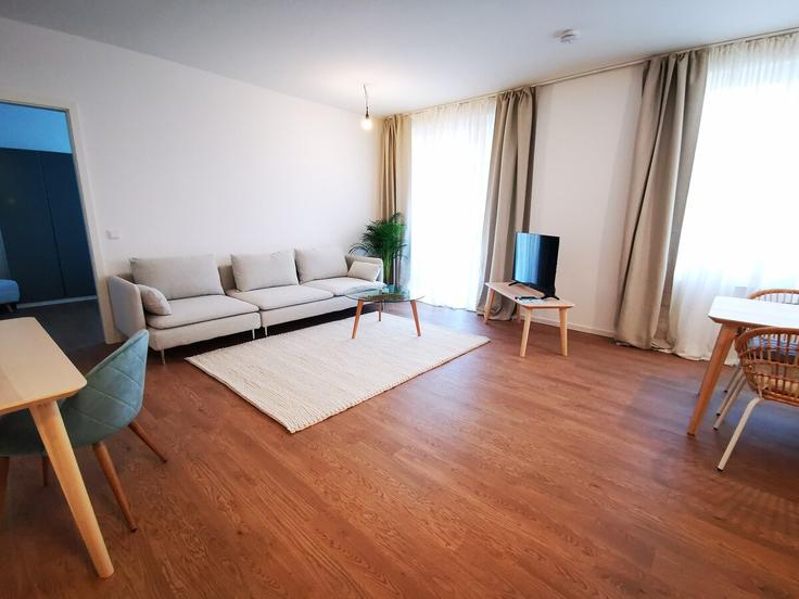 Sala de estar elegantemente projetada com móveis modernos em um apartamento no Building Helene-Jacobs-Straße - rockchair-gmbh - 1512914 em Berlin, Berlin