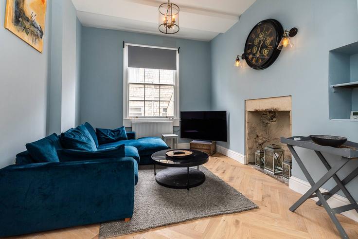 Elegante sala de estar con mobiliario moderno en un apartamento en Building Avonvale Place - rococo-of-bath - 1631829 en Bath, Bath Elegante sala de estar con mobiliario moderno en un apartamento en Building Avonvale Place - rococo-of-bath - 1631829 en Bath, Bath