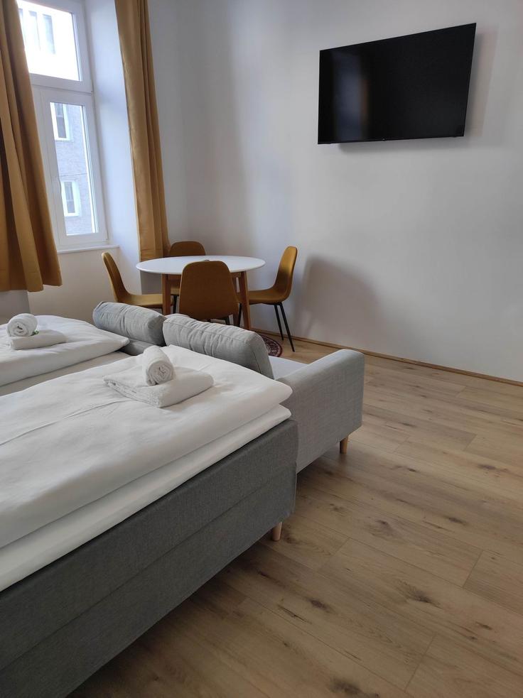 Vienna, Vienna에 위치한 Building Gatterholzgasse - roksox-gmbh - 1540299 유닛의 세련된 인테리어가 돋보이는 거실 Vienna, Vienna에 위치한 Building Gatterholzgasse - roksox-gmbh - 1540299 유닛의 세련된 인테리어가 돋보이는 거실