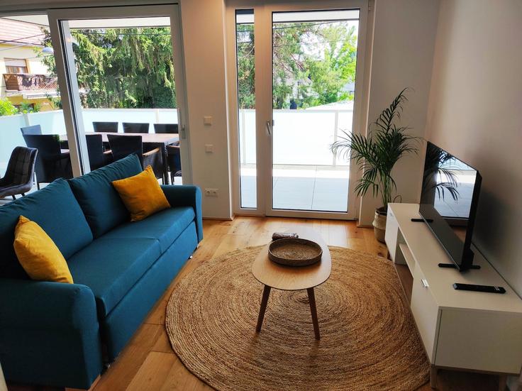Elegante sala de estar con mobiliario moderno en un apartamento en Building Gotenweg - roksox-gmbh - 1540280 en Vienna, Vienna