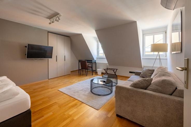 Elegante sala de estar con mobiliario moderno en un apartamento en Building Trauttmansdorffgasse - roksox-gmbh - 1540286 en Graz, Graz Elegante sala de estar con mobiliario moderno en un apartamento en Building Trauttmansdorffgasse - roksox-gmbh - 1540286 en Graz, Graz