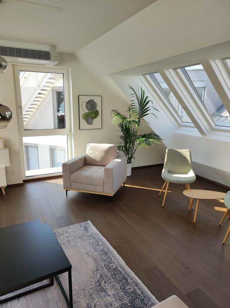 Vienna, Vienna에 위치한 Building Gotenweg - roksox-gmbh - 1540294 유닛의 세련된 인테리어가 돋보이는 거실 Vienna, Vienna에 위치한 Building Gotenweg - roksox-gmbh - 1540294 유닛의 세련된 인테리어가 돋보이는 거실
